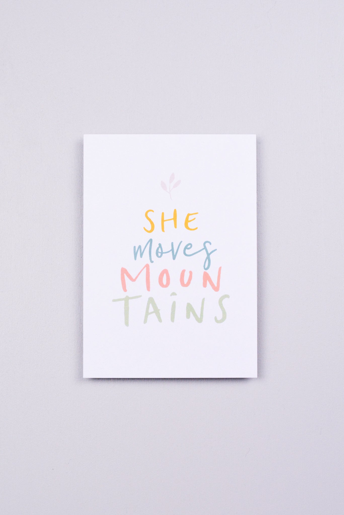 Postkarte - She moves mountains