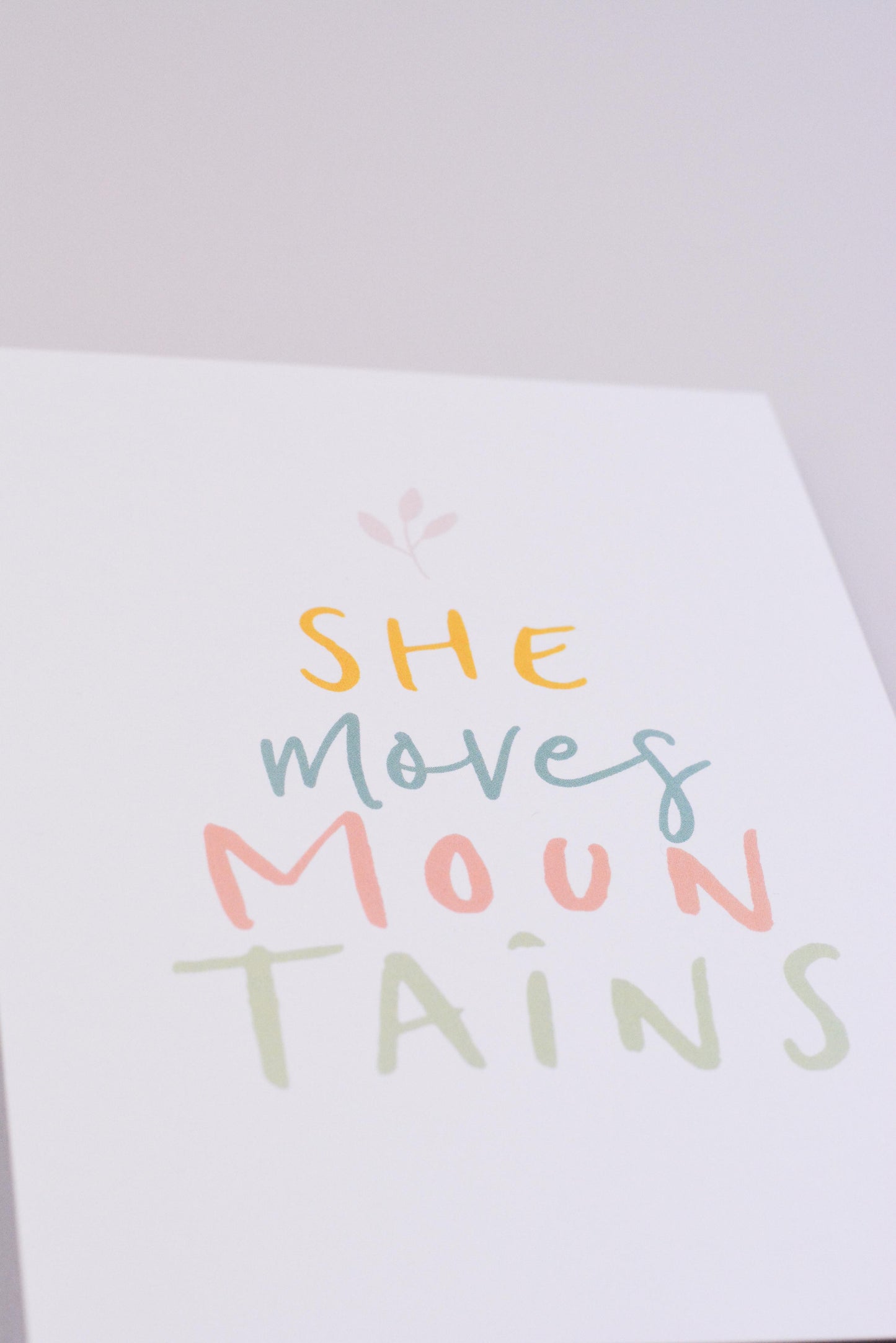 Postkarte - She moves mountains